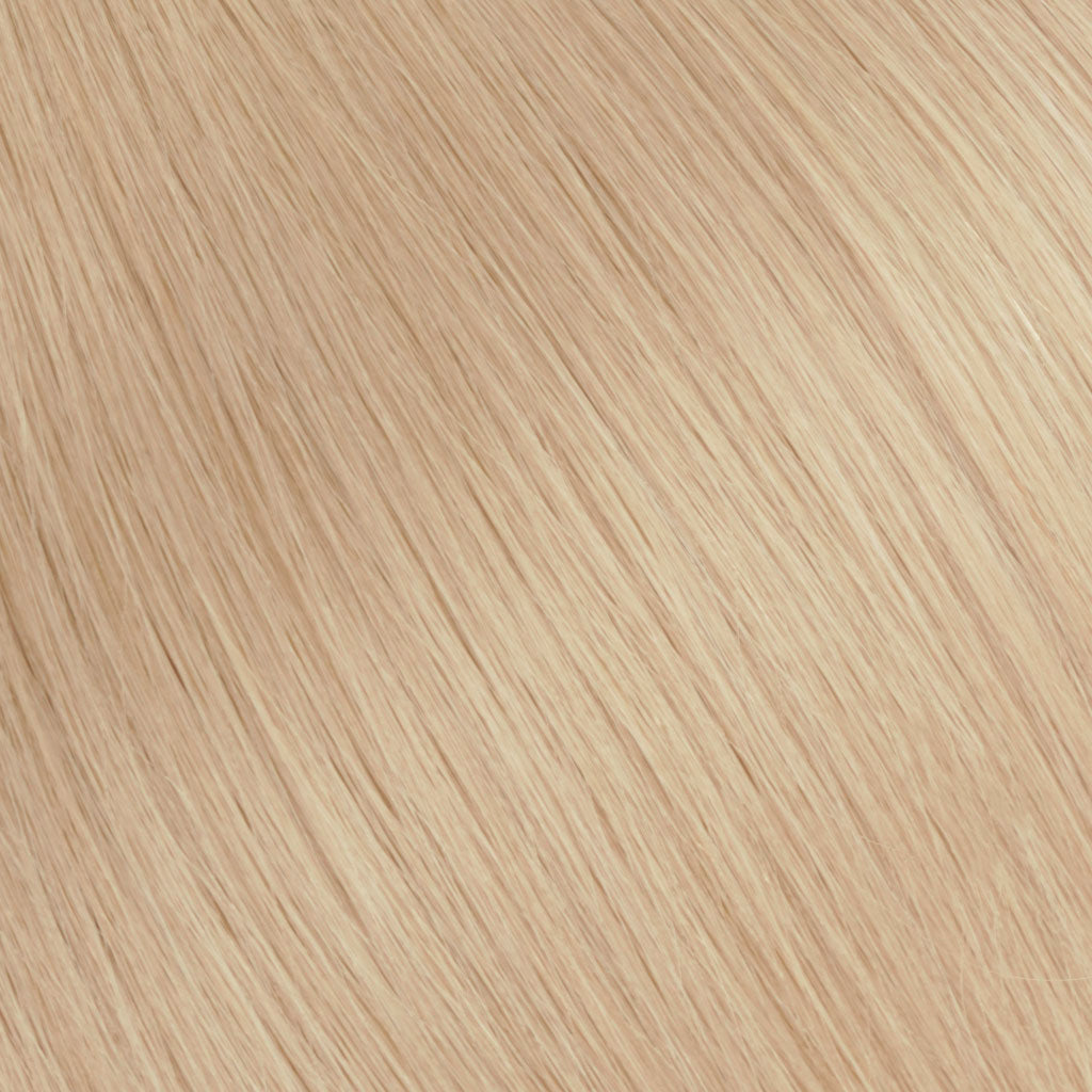 A soft strawberry blonde with subtle peach undertones.
Feminine, luminous, and quietly statement-making.