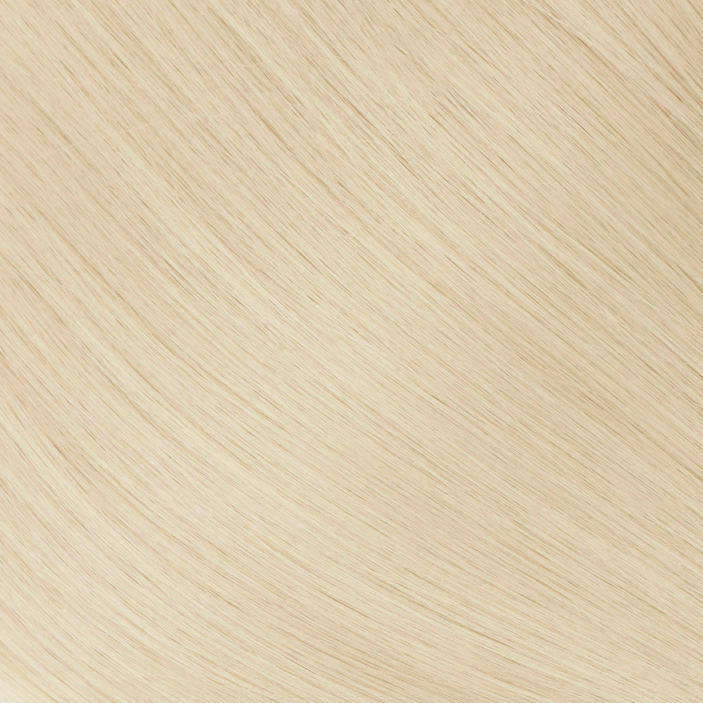 Warm golden blonde at its purest.
Bright, luminous, and effortlessly classic.