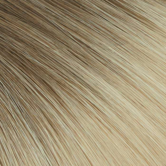 A deep root melting into golden blonde.
High contrast, effortless, and undone.